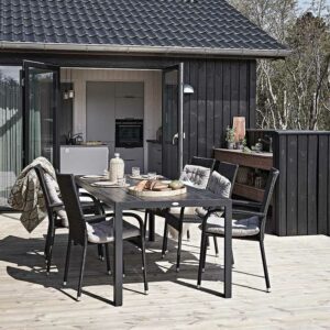 terrasse med sorte havemøbler